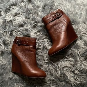 TORY BURCH BROWN LEATHER BOOTIES 😍